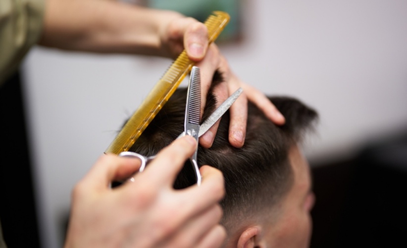 ΣΟΚ: Νεαρός επιτέθηκε με γκλοπ σε κουρέα, επειδή δεν του άρεσε το κούρεμα του - Προκάλεσε φθορές και στο ΙΧ του