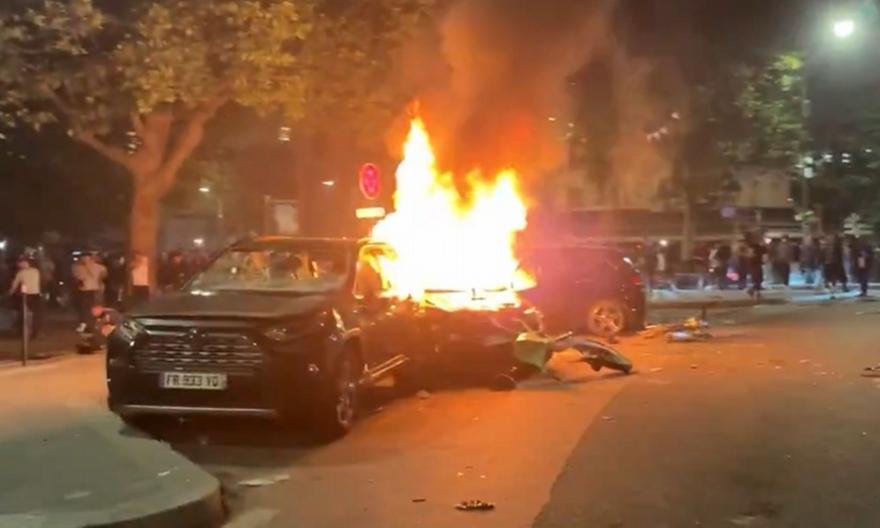 Χάος στο Παρίσι: Φωτιές σε οχήματα και άγριες συμπλοκές με την αστυνομία από τους οπαδούς της Παρί