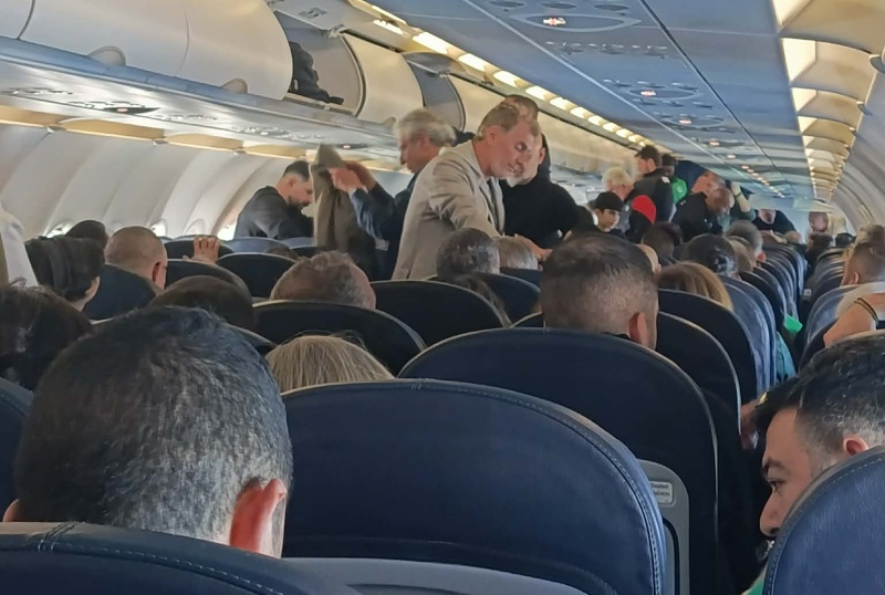 Χαμός on air από τους Ομονοιάτες - ΒΙΝΤΕΟ από την πτήση για Κροατία!