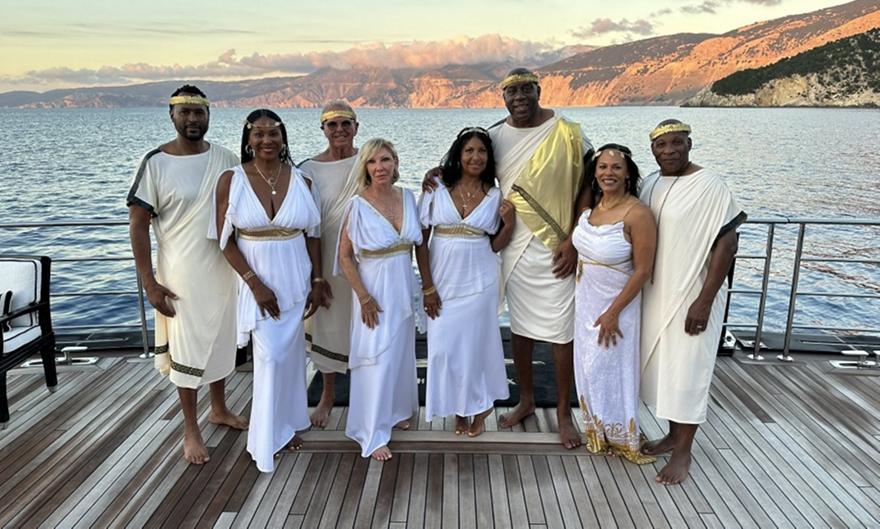 O Μάτζικ Τζόνσον και η παρέα του ντύθηκαν Έλληνες Θεοί στην Κεφαλονιά