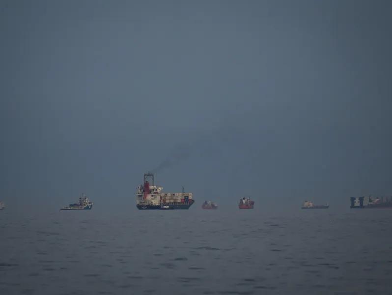 Στενό του Ορμούζ: Ποια είναι τα 99 πλοία που το έχουν διασχίσει από την έναρξη του πολέμου