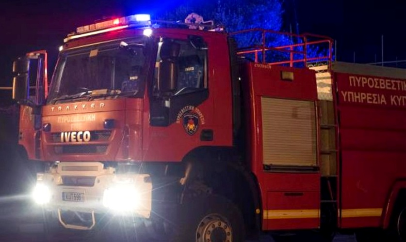 Κύπρος - Παραλίγο τραγωδία: Διάσωση νεαρού από φλεγόμενο μπαλκόνι διαμερίσματος - Απεγκλωβίστηκε ηλικιωμένη - Δείτε βίντεο