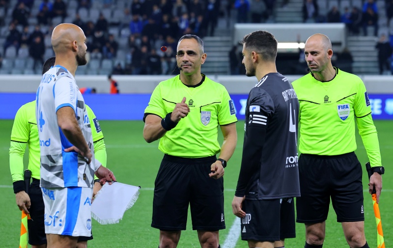 Πρόβλημα με τον διαιτητή με το... «καλησπέρα»! (ΦΩΤΟΓΡΑΦΙΕΣ)