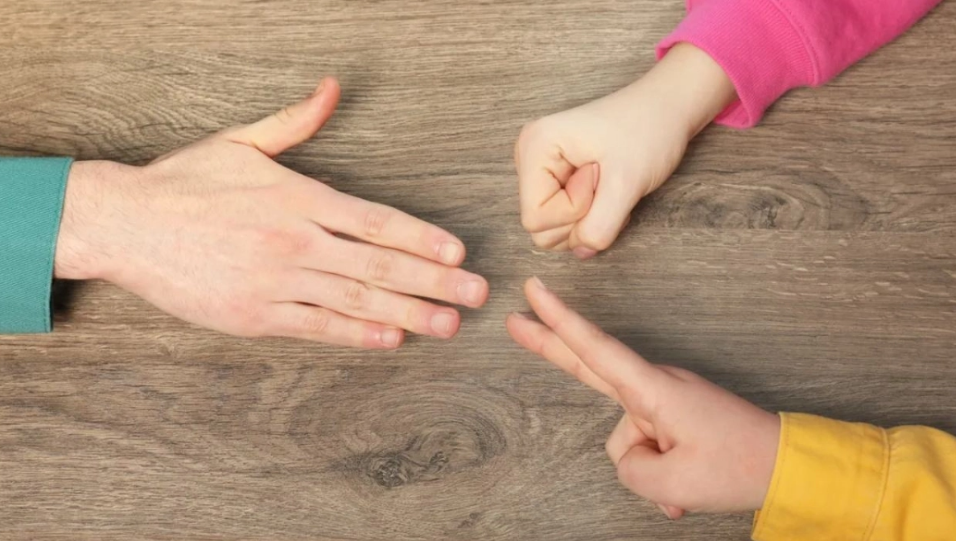 Πέτρα-ψαλίδι-χαρτί: Η επιστήμη, η στρατηγική και τα mind games πίσω από το απλούστερο παιχνίδι 