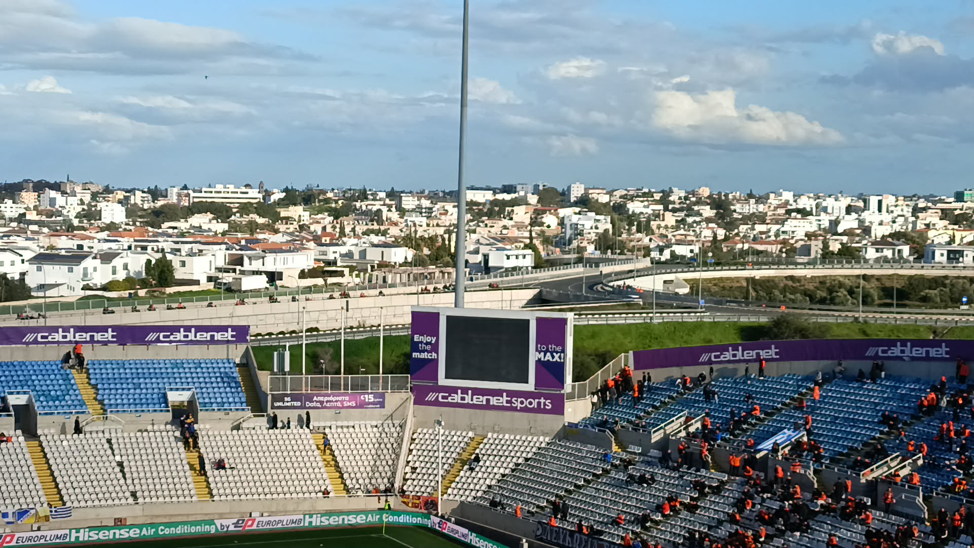 ΜΑΖΙΚΑ στο γήπεδο οι ΑΠΟΕΛίστες - ΒΙΝΤΕΟ