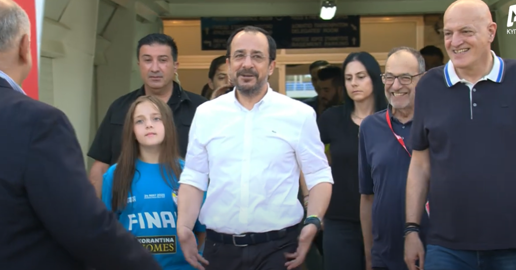 Ο πρόεδρος της Δημοκρατίας δεν φόρεσε φανέλα της Πάφου και το… έδειξε στον Καραπατάκη (ΒΙΝΤΕΟ)
