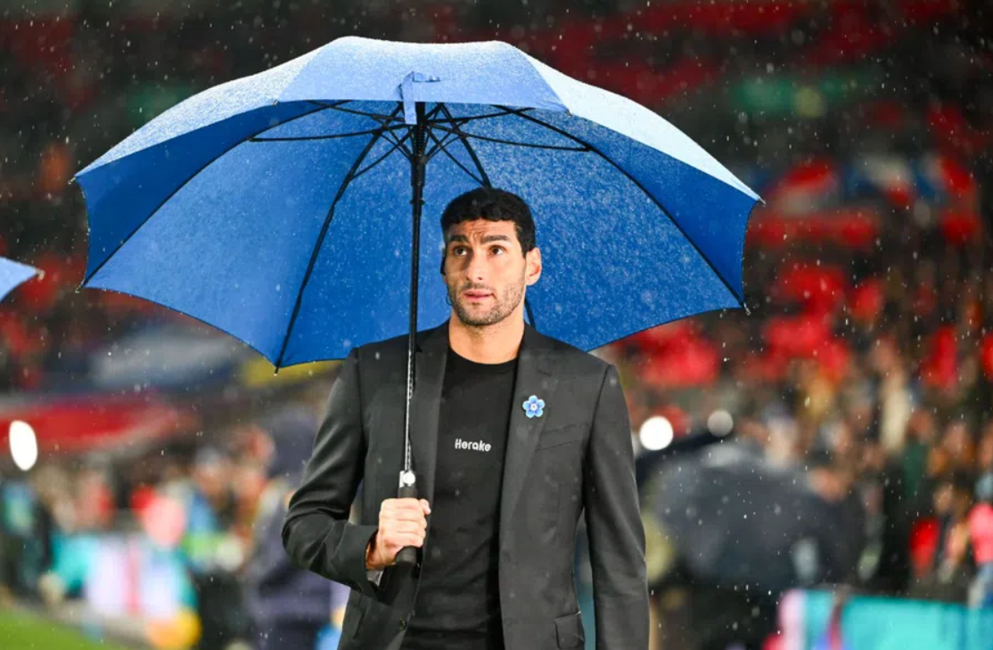 Πρώην αστέρας της Γιουνάιτεντ, που «λάτρευε τους μεγάλους γλουτούς», είχε σχέση με μοντέλο που «ήθελε να πάει με όλη την ομάδα»