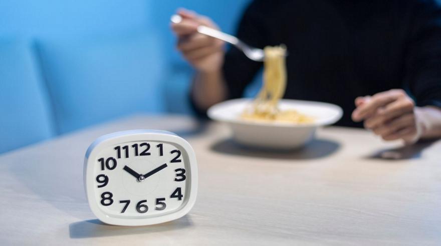 Το λάθος που κάνουμε όλοι τον χειμώνα στο βραδινό – και πώς επηρεάζει τον μεταβολισμό μας