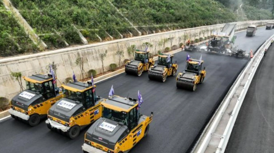 Το απίστευτο China Speed: Έστρωσαν 8.000 τόνοι ασφάλτου και 2.4 χλμ. σε 6 ώρες (BINTEO)