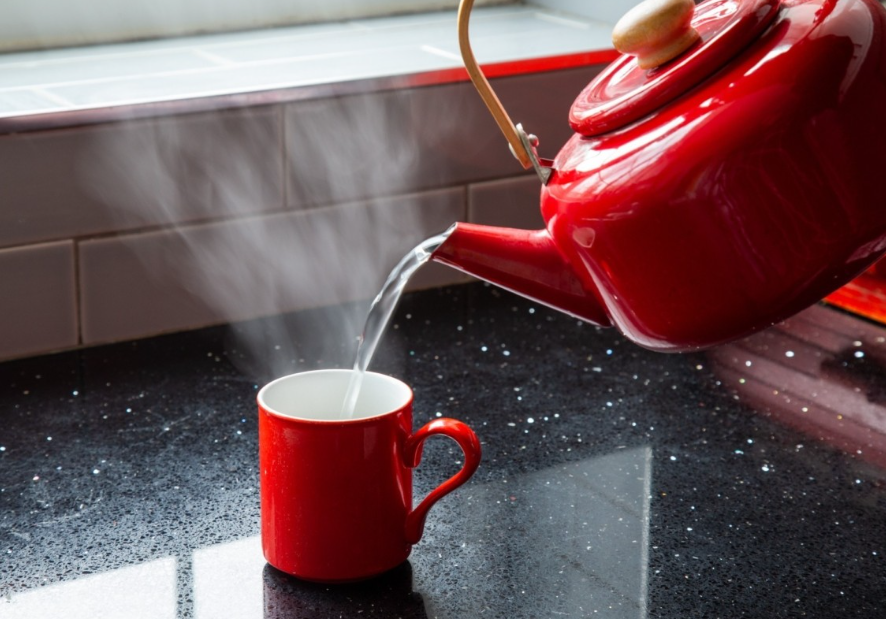 Γιατί ξαφνικά τόσοι πολλοί πίνουν σκέτο ζεστό νερό