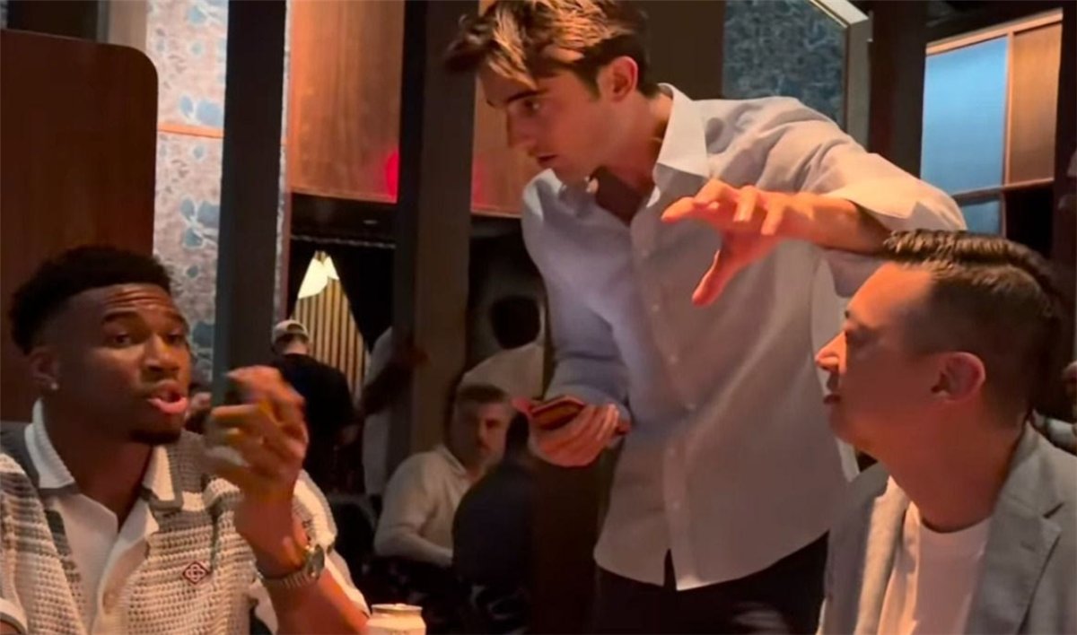 Η απίστευτη φάρσα στον Αντετοκούνμπο: Influencer του ζήτησε να αλλάξει τραπέζι, αλλά μόλις ο Γιάννης έμαθε ότι είναι Έλληνας τον κάλεσε στην παρέα του