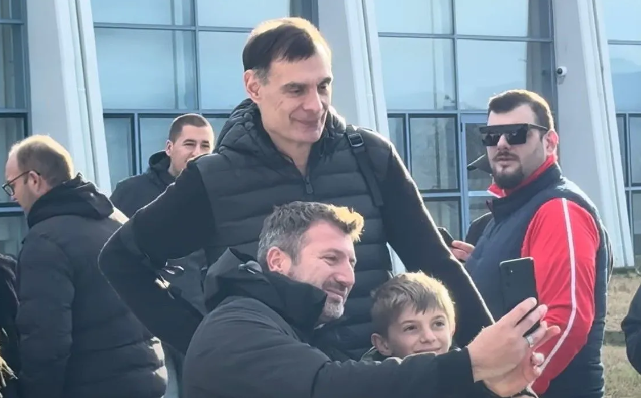 Στιγμές με τους φιλάθλους στην Καρδίτσα μέσα από την παρακάμερα του Ολυμπιακού: Τα αυτόγραφα του Φουρνιέ και οι φωτογραφίες του Μπαρτζώκα