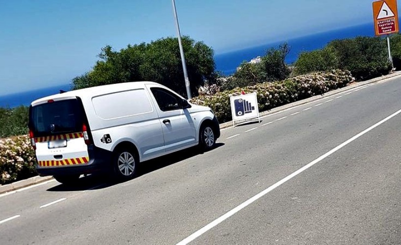 Αιφνιδιαστική επίθεση: Άγνωστος ψέκασε σπρέι στο πρόσωπο υπαλλήλου φωτοεπισήμανσης - Του «έσπασαν» το όχημα