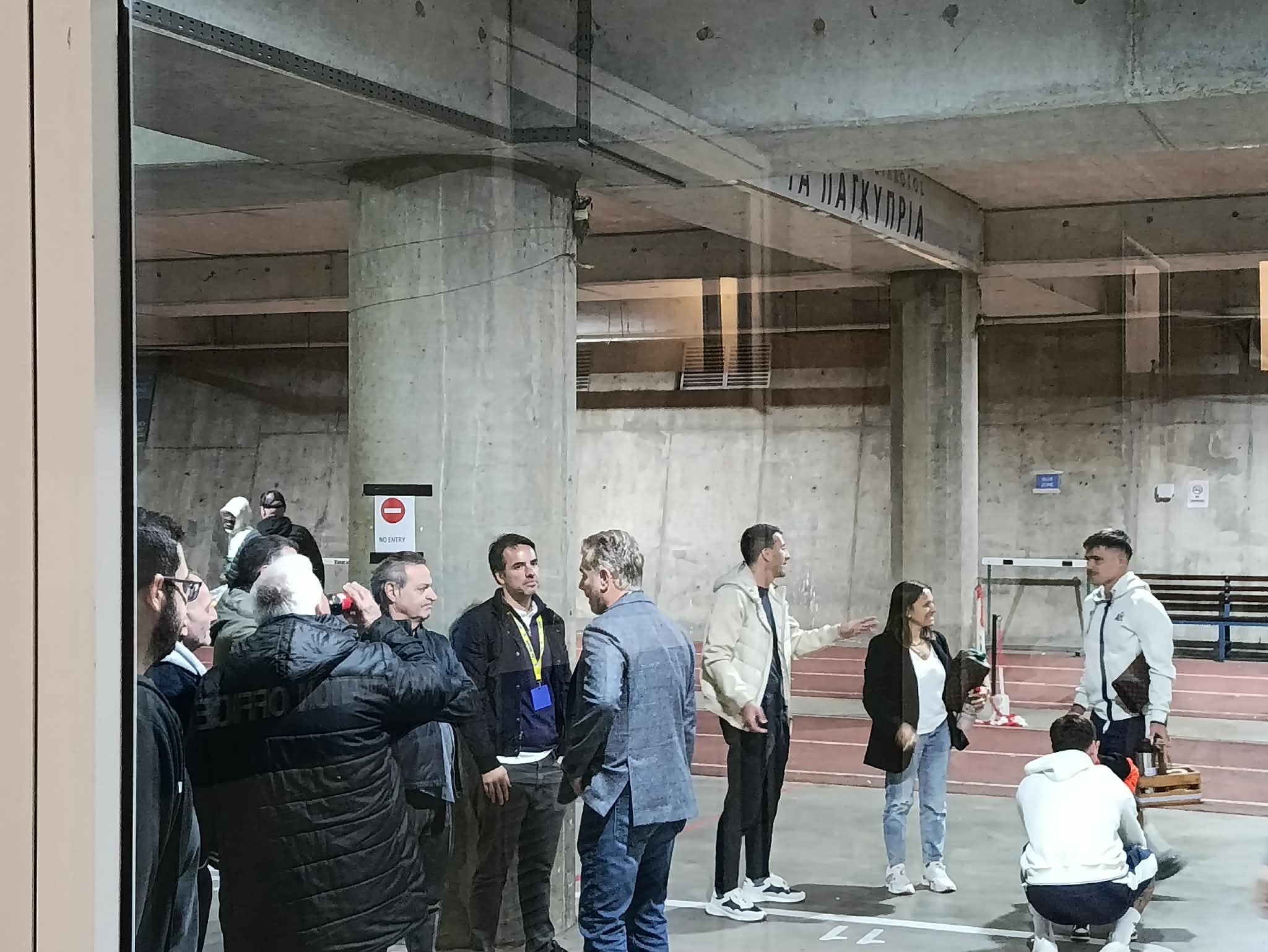 Φωτογραφίες: Τετ-α-τετ Παπασταύρου με Πρόδρομο έξω από τα αποδυτήρια