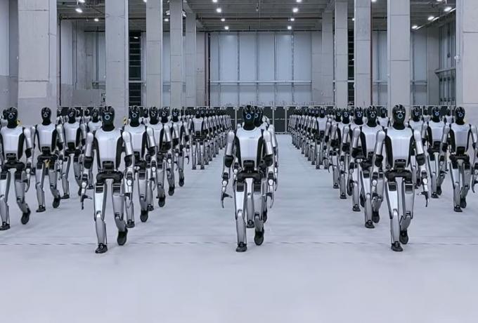 Μια δυστοπική εικόνα από το μέλλον - Στρατός από ρομπότ «παρελαύνει» μέσα σε εργοστάσιο 