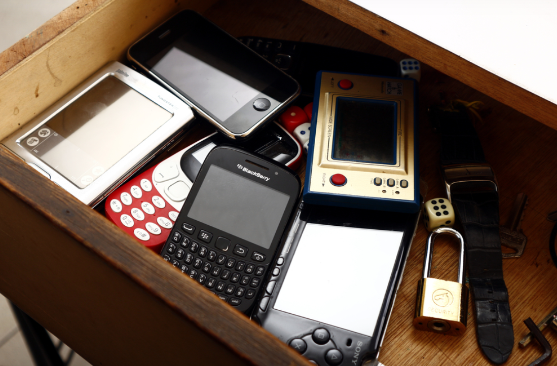 Από φορτιστές μέχρι μπαταρίες: Τα άχρηστα πράγματα που πιάνουν χώρο και ΠΡΕΠΕΙ να ξεφορτωθείς