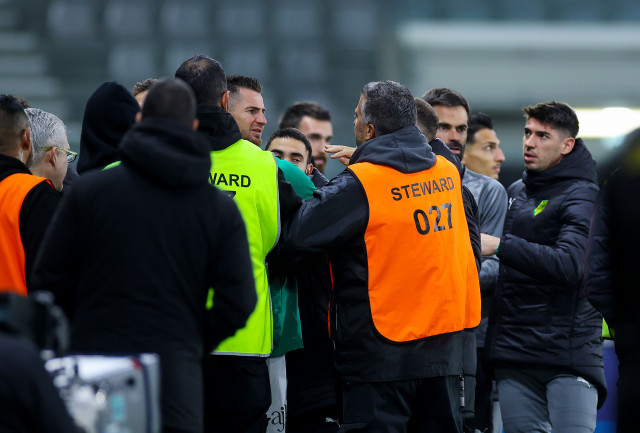 ΤΙΜΩΡΙΑ ΣΕ ΑΕΛ στο κεκλεισμένων: «Έβριζαν τους αντίπαλους, εριχναν αναμμένα τσιγάρα και νερά»