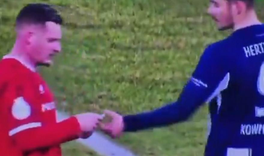 Απίθανο: Παίκτης στη Γερμανία… έκλεψε από αντίπαλο το χαρτάκι με τις οδηγίες του προπονητή! (BINTEO)