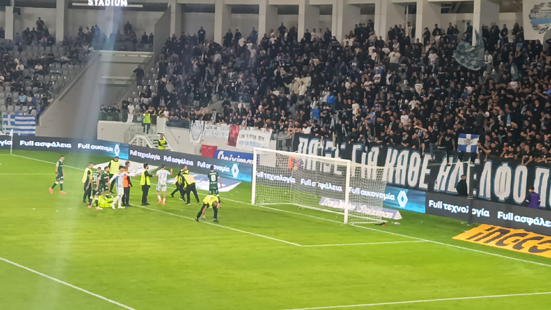 ΒΙΝΤΕΟ – Κόκκινη και ένταση στο Απόλλων-Ομόνοια: Η φάση της αποβολής του Ντουοντού και η ρίψη αντικειμένων