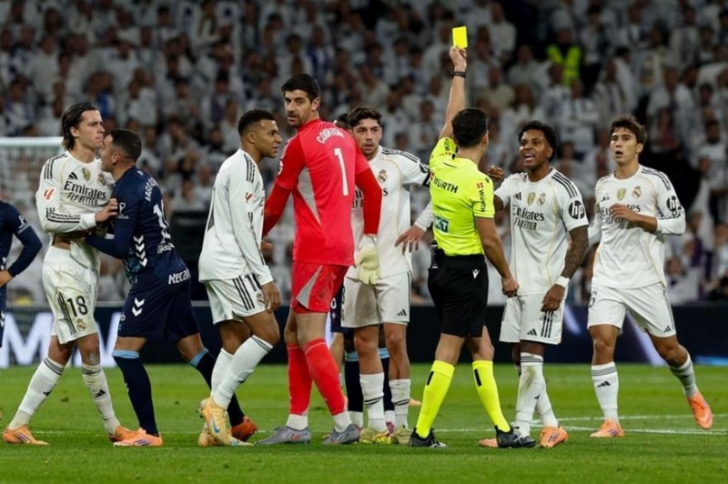 «Μπινελίκια» των παικτών της Ρεάλ στον διαιτητή: «Γ@@@@@νε ηλίθιε» - «Βγάλε μας όλους έξω»! (ΒΙΝΤΕΟ)