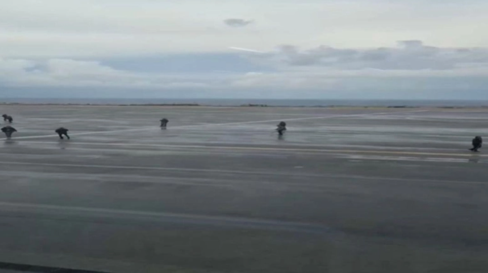 Απίστευτες εικόνες: Αγρότες παίζουν μπάλα στην πίστα του αεροδρομίου Ηρακλείου! (BINTEO)