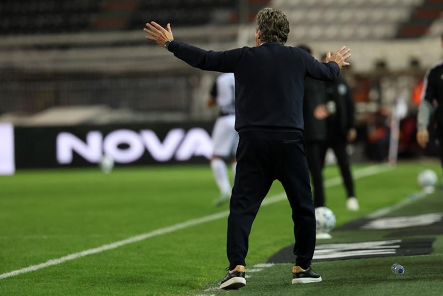 Πήγε να... μπουκάρει στο γήπεδο μετά το 2-1 - Τον συγκράτησαν οι συνεργάτες του!