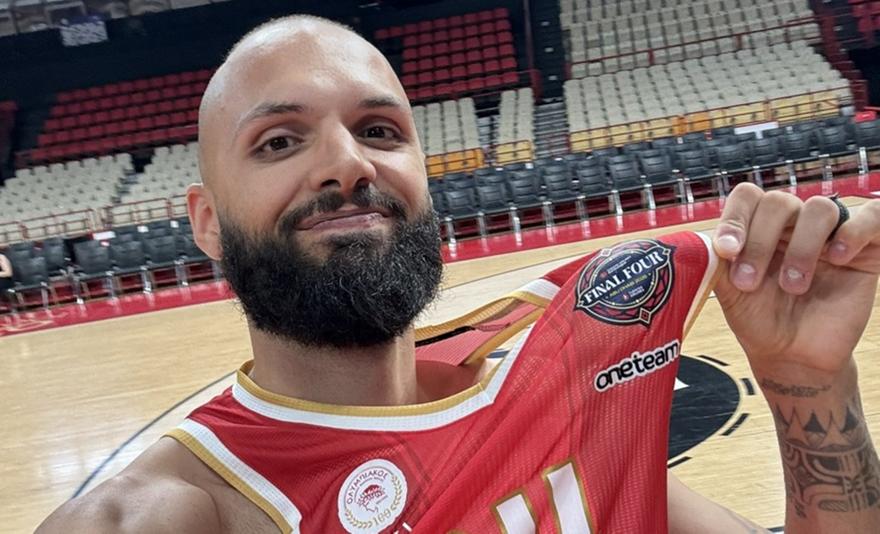 Ετοιμάζεται για Άμπου Ντάμπι ο Ολυμπιακός, έφτιαξε και τη φανέλα!