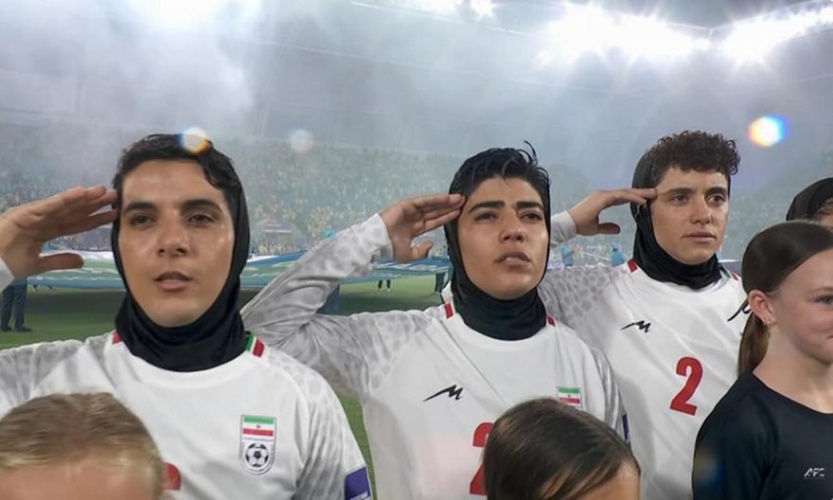 Από τη σιωπή στον στρατιωτικό χαιρετισμό: Η εντυπωσιακή μεταστροφή των παικτριών της εθνικής Ιράν
