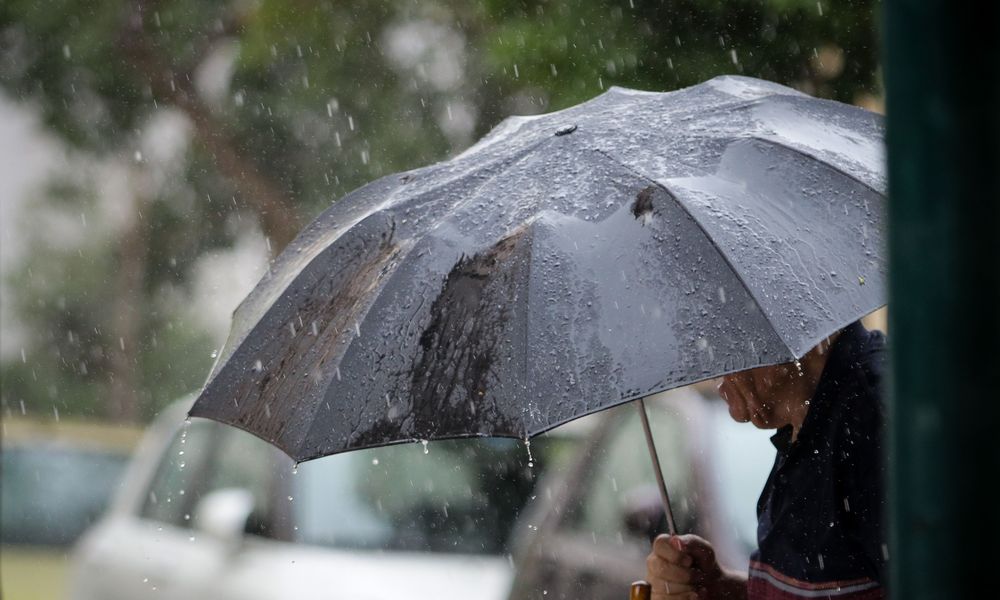 Άνοιξαν οι ουρανοί σε διάφορες περιοχές του νησιού – Δείτε βίντεο