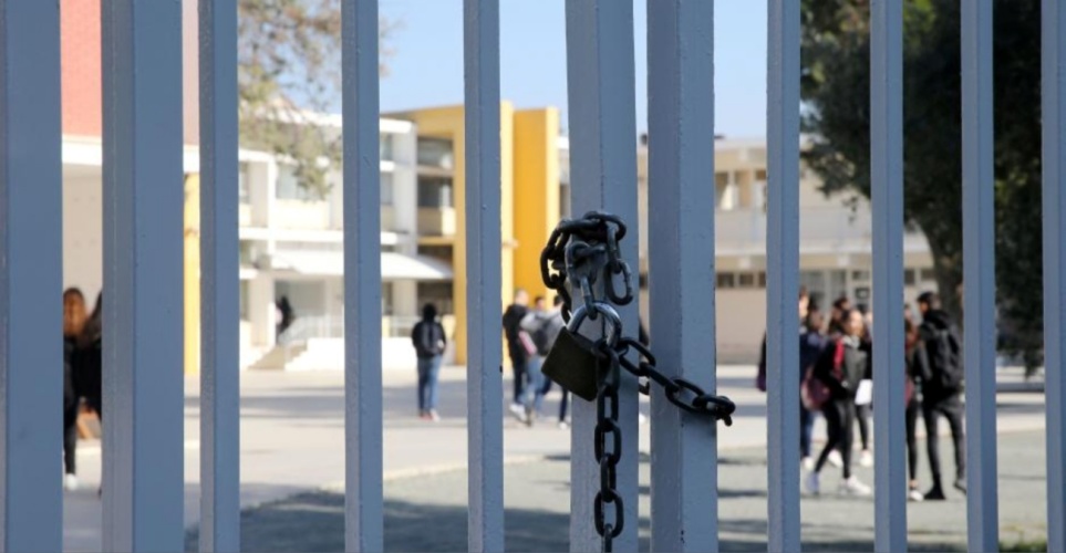 Αναστάτωση σε λύκειο στη Λάρνακα: Μαθητές πόζαραν με ναζιστικό χαιρετισμό, ενώ γέμισαν το σχολείο με σβάστικες – Δείτε φωτογραφίες