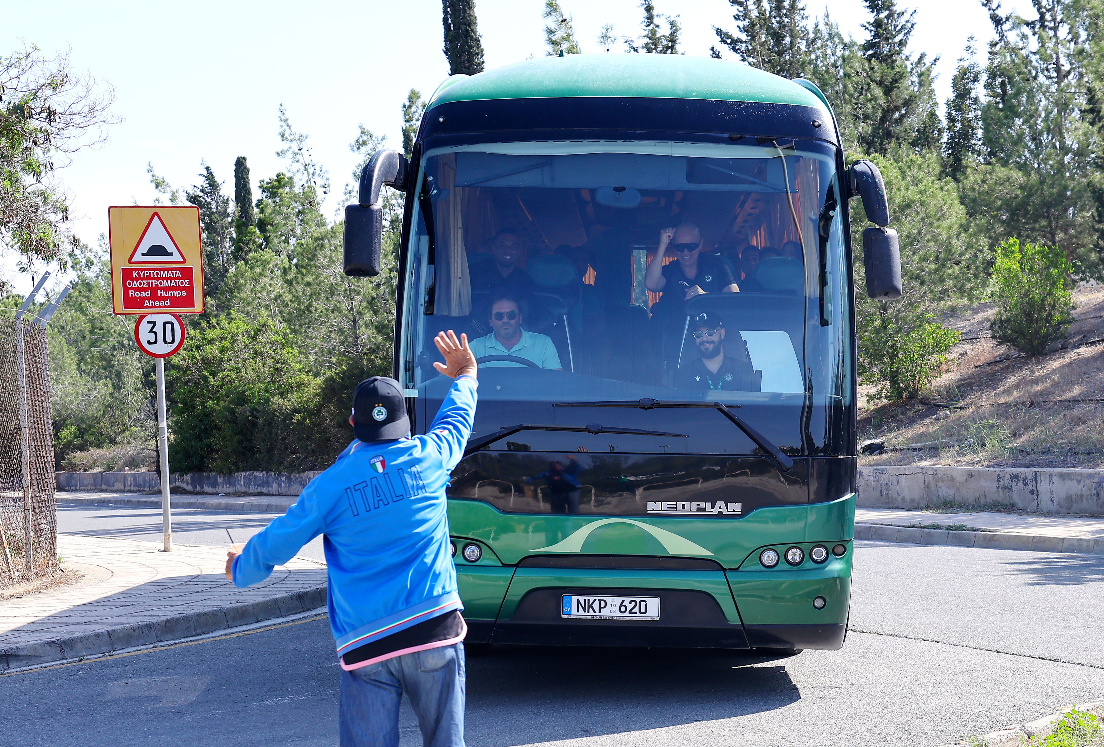 Επικό σκηνικό με Τσιουπή και το λεωφορείο της Ομόνοιας! (ΦΩΤΟΓΡΑΦΙΑ)