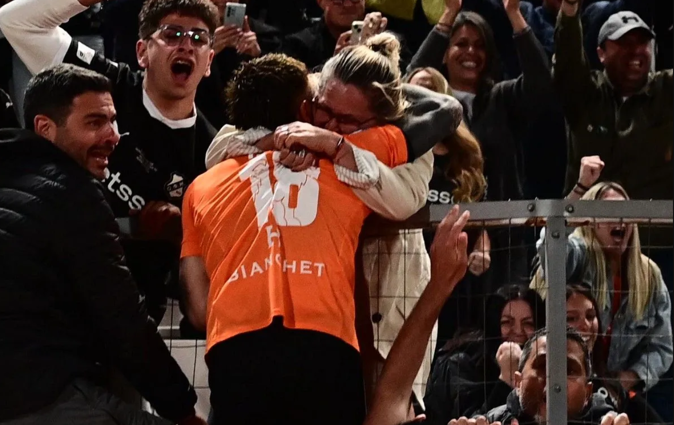 ΠΑΟΚ – ΟΦΗ: Συγκλονιστική εικόνα, ο Νους σκόραρε, σκαρφάλωσε στα κάγκελα κι έπεσε στην αγκαλιά της δακρυσμένης μητέρας του