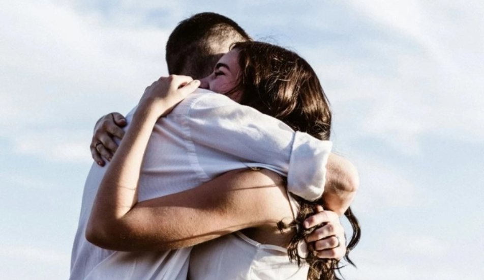 2 «ενοχλητικές» συνήθειες που αποδεικνύουν ότι ο σύντροφός σου σε αγαπάει πραγματικά