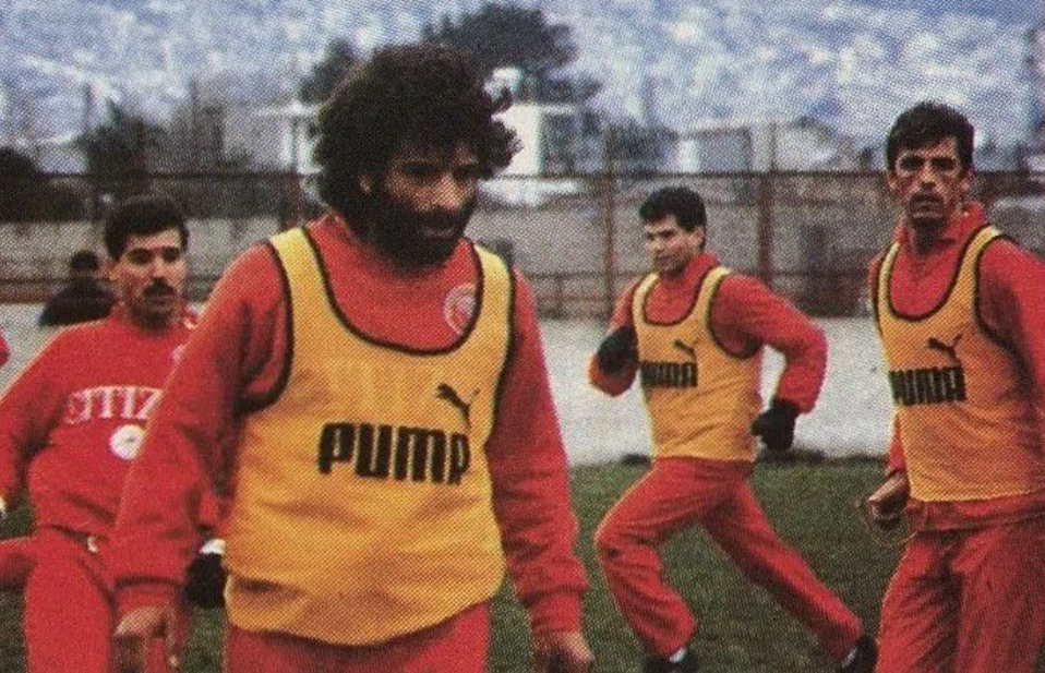 Flashback με ένα ΚΛΙΚ: Στα άδυτα του Ολυμπιακού, όταν οι ποδοσφαιριστές ήταν λαϊκοί ήρωες!