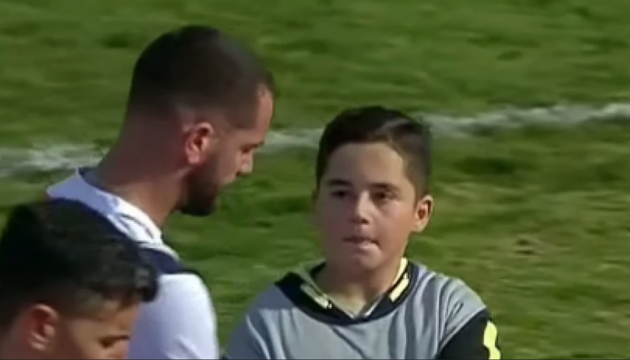 Τρομερή στιγμή: Ένα ball boy εισέβαλλε στο γήπεδο με τετράδιο και πήρε αυτόγραφα (ΒΙΝΤΕΟ)