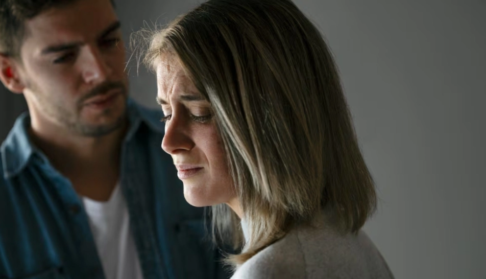 Ούτε τα μηνύματα, ούτε οι απουσίες: Ντεντέκτιβ αποκαλύπτει την ξαφνική αλλαγή που δείχνει απιστία 