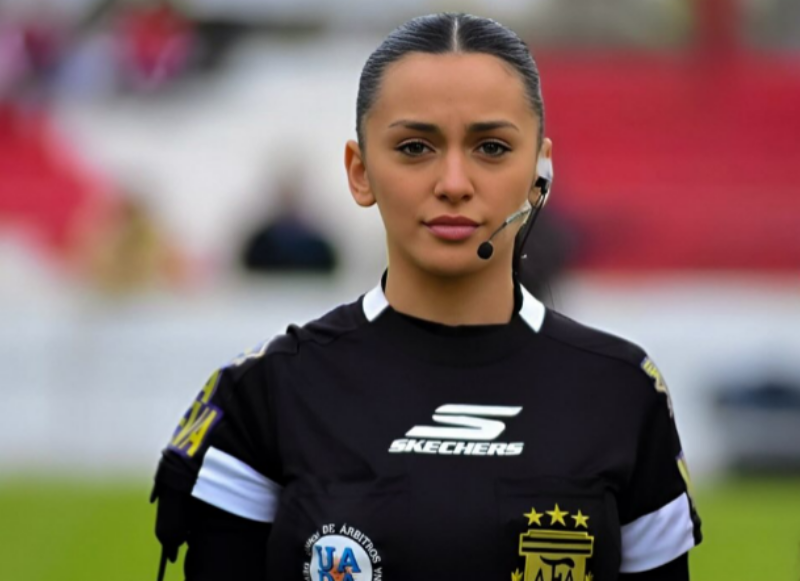 Η εντυπωσιακή γυναίκα διαιτητής που σφυρά με φούστα την ώρα του αγώνα και μαγνητίζει τα βλέμματα! (ΦΩΤΟΓΡΑΦΙΕΣ)