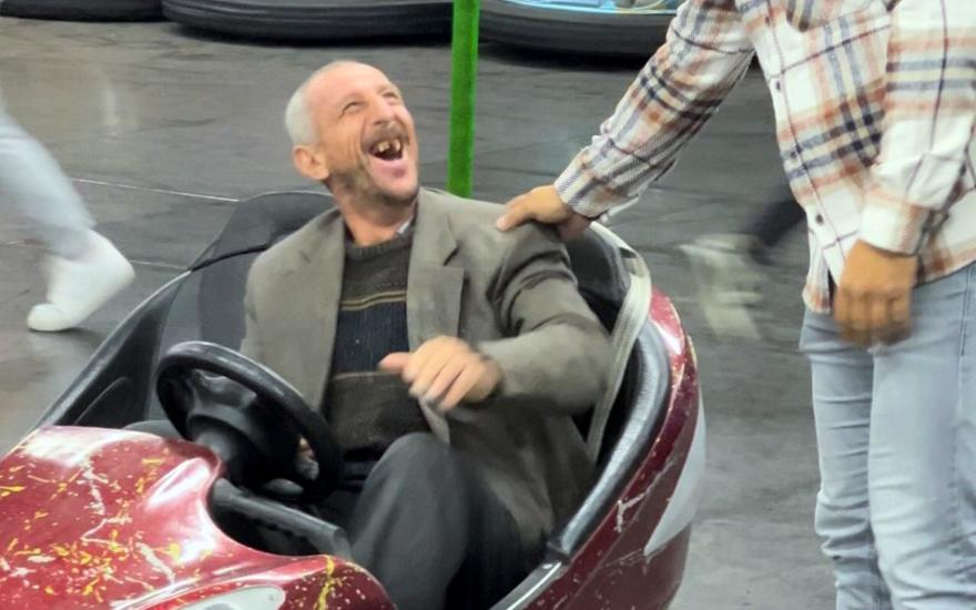 Ένας πατέρας, μια πράξη καλοσύνης και ένα χαμόγελο που έκανε τον γύρο του κόσμου