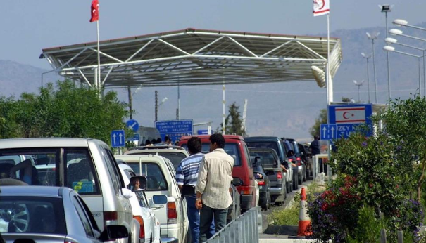 «Έκρηξη» διελεύσεων στα οδοφράγματα – «Πλημμυρίζουν» από Τ/κ οι ελεύθερες περιοχές