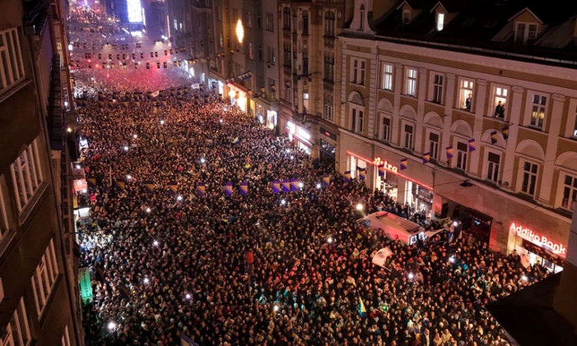 Ασύλληπτοι πανηγυρισμοί στη Βοσνία μετά την πρόκριση επί της Ιταλίας - ΧΑΜΟΣ στους δρόμους, κορναρίσματα και δάκρυα! (ΒΙΝΤΕΟ - ΦΩΤΟΓΡΑΦΙΕΣ)