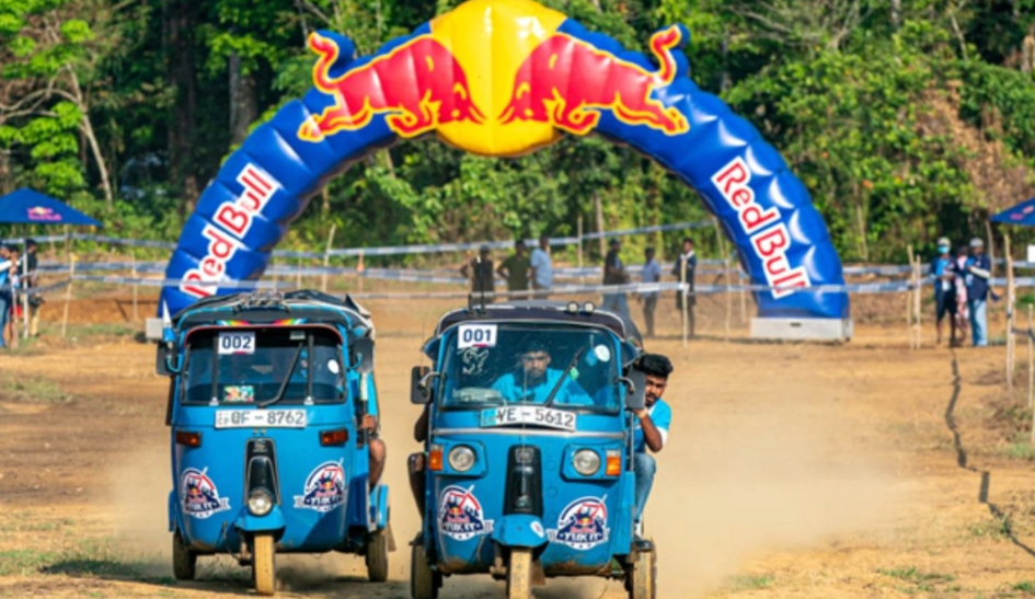 Οι πιο ασυνήθιστοι αγώνες ταχύτητας: Τα tuk-tuk «κυριαρχούν» στην Ασία (BINTEO)