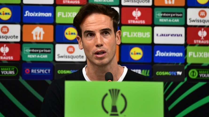 Προπονητής Ράγιο Βαγιεκάνο: «Ξεκινάμε από το μηδέν – Η ΑΕΚ θα μπει για να σκοράρει γρήγορα»