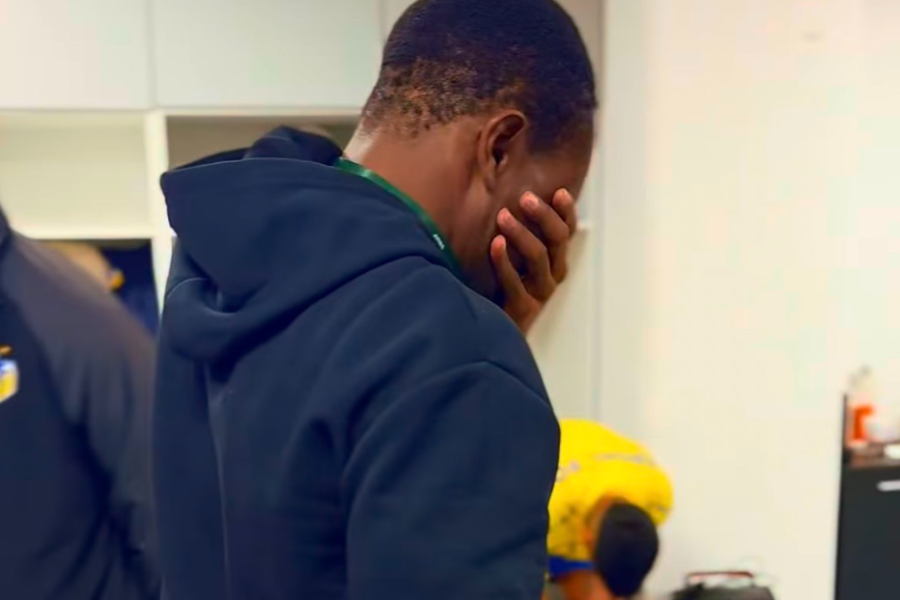 «Λύγισε» ο Αμπάνια: Με δάκρυα στα μάτια το «αντίο» στους συμπαίκτες του! (ΒΙΝΤΕΟ)