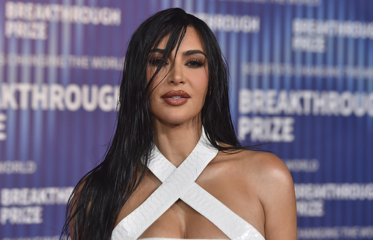 Η Kim Kardashian πόζαρε με διάφανη μπλούζα και εσώρουχα στη νέα καμπάνια της SKIMS Η Kim Kardashian πόζαρε με διάφανη μπλούζα και εσώρουχα στη νέα καμπάνια της SKIMS