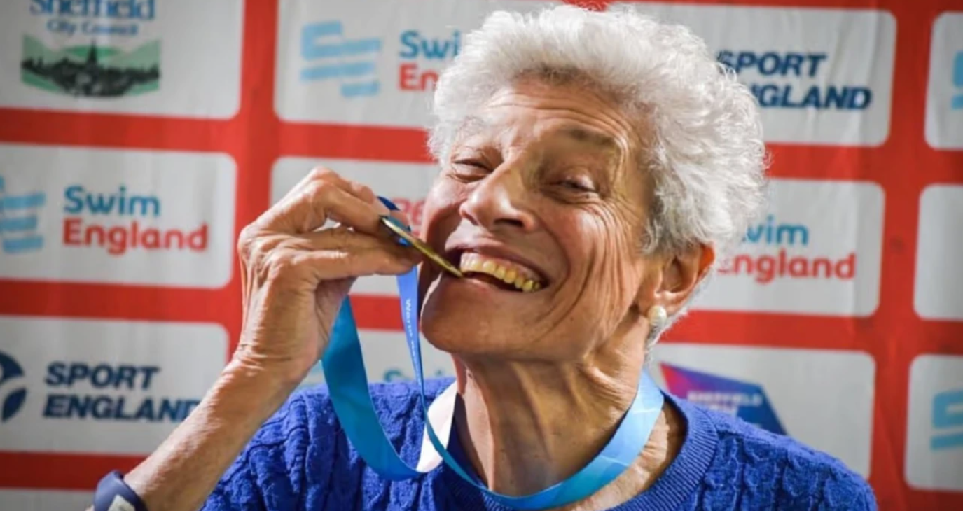 Έχει 11 δισέγγονα και πάνω από 100 ρεκόρ στην κολύμβηση - Η απίθανη ιστορία της 95χρονης Τζέιν Άσερ