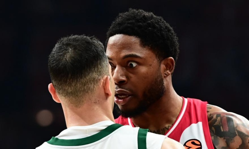 Έξαλλη με Τζόουνς η σύζυγος του Σλούκα: «Ποιος είναι αυτός που του κάνει νταηλίκια; Η μάνα του τον ξέρει;» (ΦΩΤΟΓΡΑΦΙΑ)