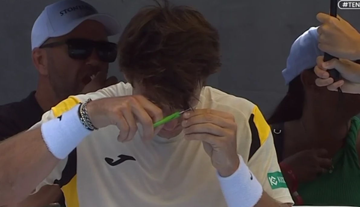 Νομίζατε ότι τα έχετε δει όλα; Τενίστας κόβει τα μαλλιά του την ώρα του αγώνα (ΒΙΝΤΕΟ)