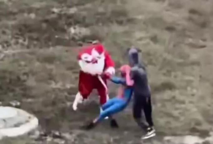 Άγιος Βασίλης, Μίκι Μάους και Spider Man πλακώνονται στο ξύλο: Η επική μάχη που κάνει τον γύρο του διαδικτύου (ΒΙΝΤΕΟ)