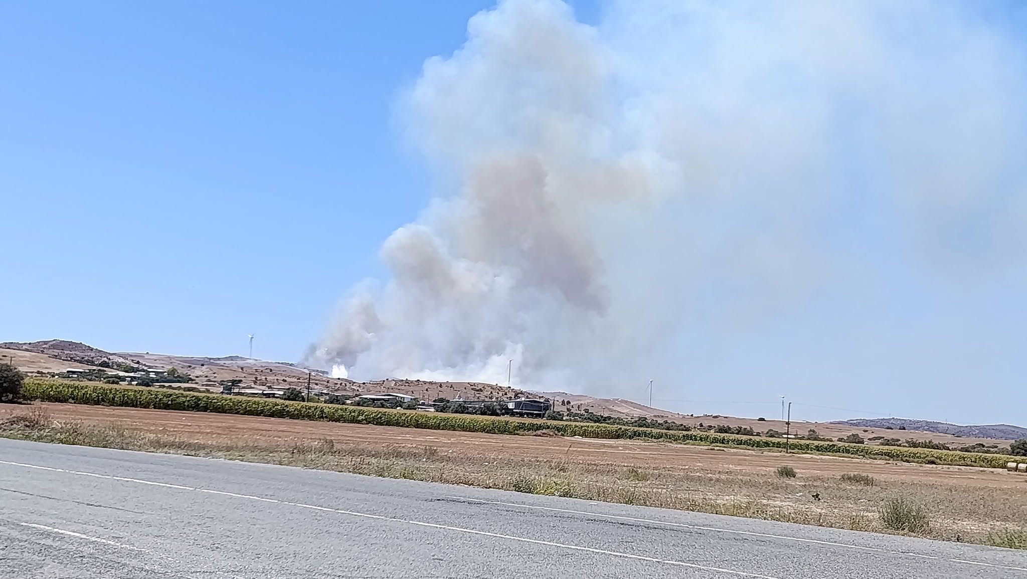VIDEO: Ανεξέλεγκτη η μεγάλη πυρκαγιά - Καίγονται σπίτια, εκκενώνεται και ο Ψευδάς