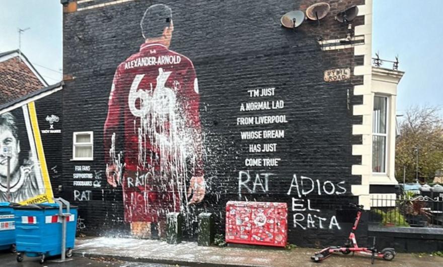 ΦΩΤΟΓΡΑΦΙΑ – Βανδάλισαν το γκράφιτι για τον Αλεξάντερ-Άρνολντ πριν το Λίβερπουλ-Ρεάλ: «Αντίο, προδότη»